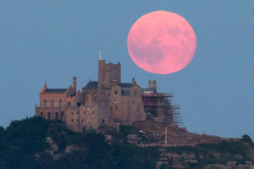 Spójrz w niebo! Wkrótce Truskawkowa Pełnia i częściowe zaćmienie Księżyca