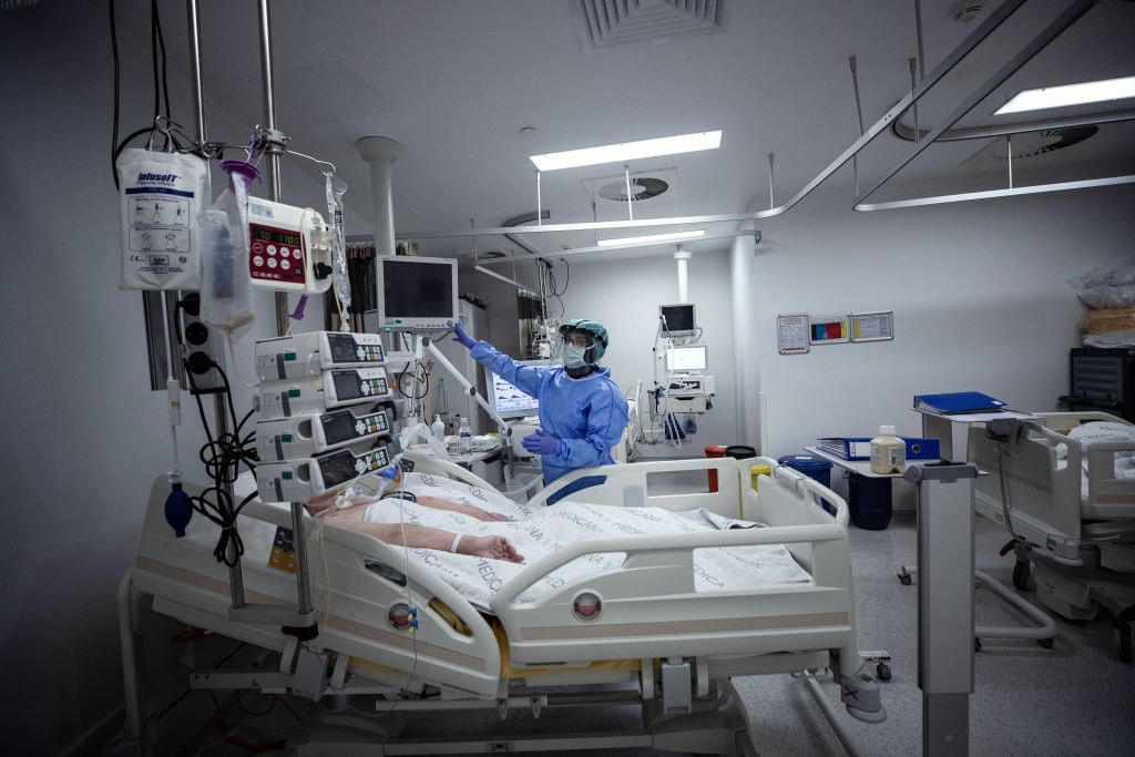 Leżenie na brzuchu ratuje życie. Prosta metoda w walce z koronawirusem