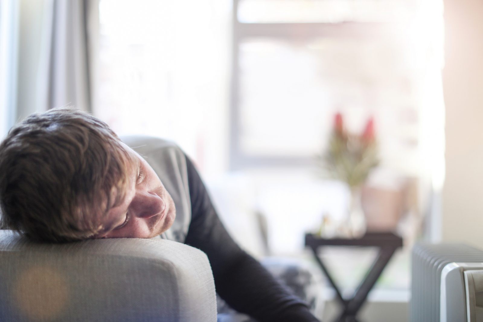 W czasie kwarantanny odczuwasz większe zmęczenie niż zazwyczaj? Psychologowie wyjaśniają ten mechanizm