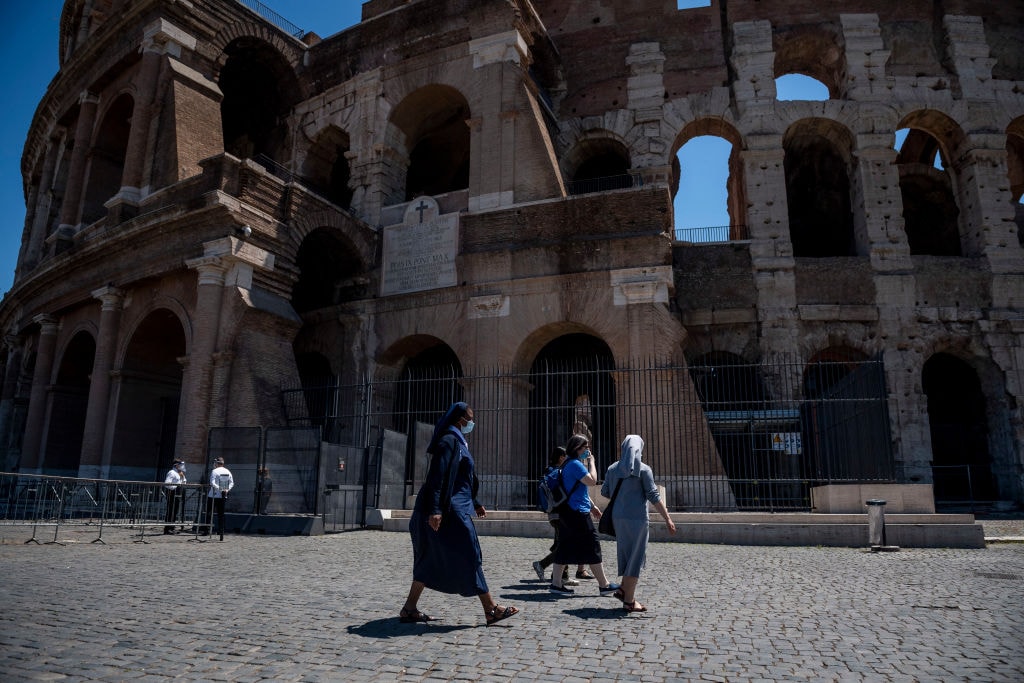 Włoski lekarz twierdzi, że koronawirus słabnie. WHO przestrzega: „wciąż jest zabójczy”