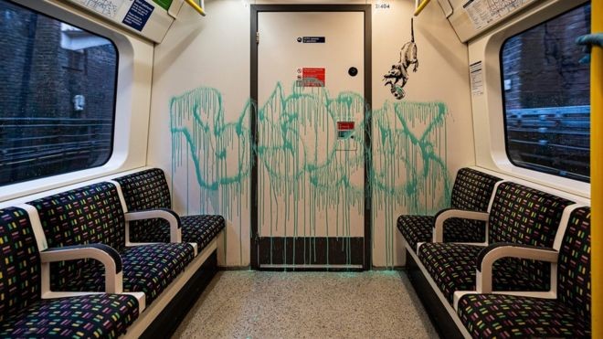Banksy pokazuje nowe dzieło w londyńskim metrze. „Nie nosisz maski – nie wchodzisz” [WIDEO]