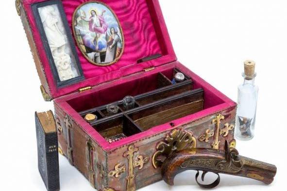 Kufer „łowcy wampirów” sprzedany za 12 tysięcy złotych. Piękny, ale czy autentyczny?