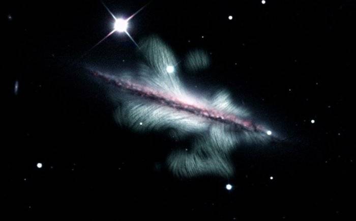 Tak wygląda pole magnetyczne galaktyki NGC 4217. Leży 67 mln lat świetlnych od Ziemi