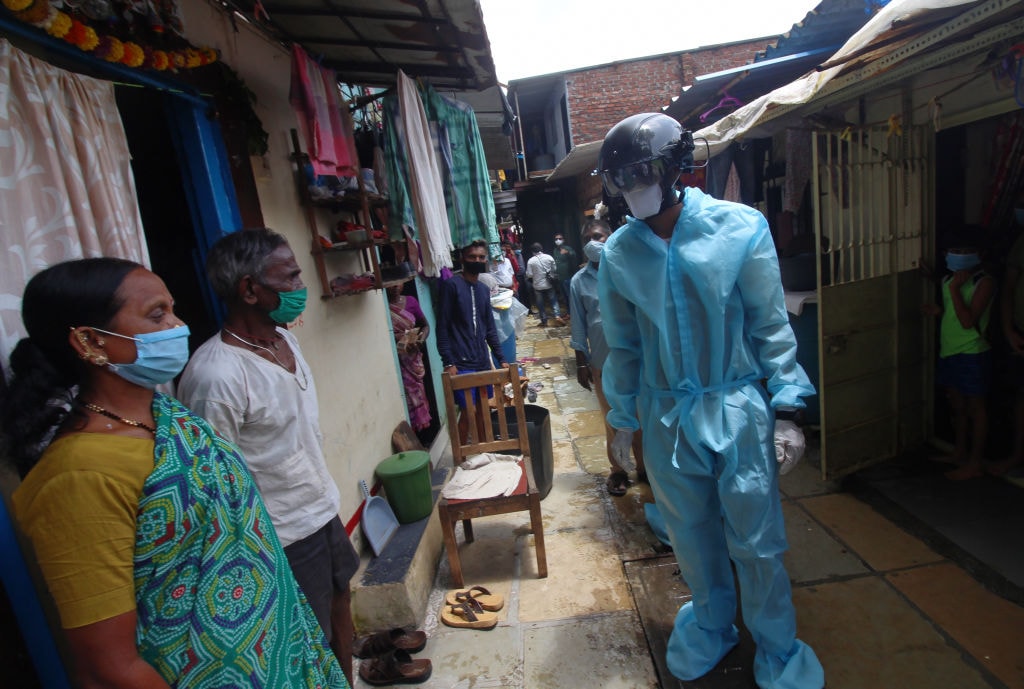 Połowa mieszkańców największych slumsów Bombaju ma COVID-19