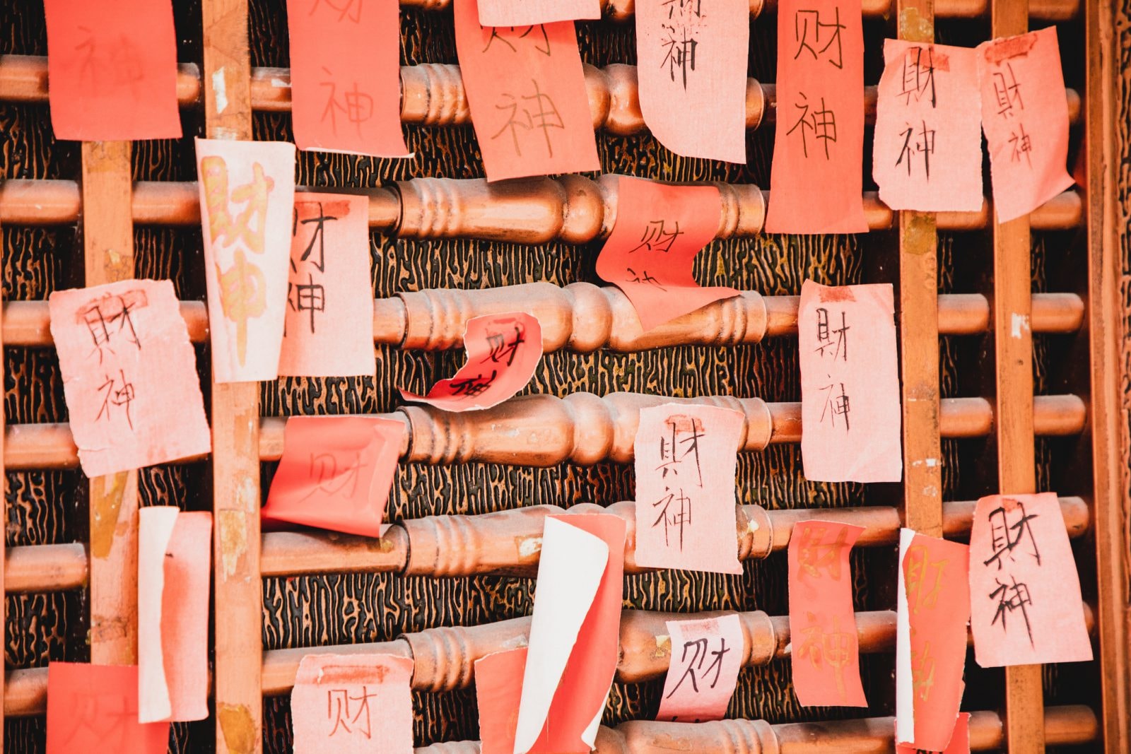 Od pisma klinowego po emotikony. Jak kształtowała się historia pisma?