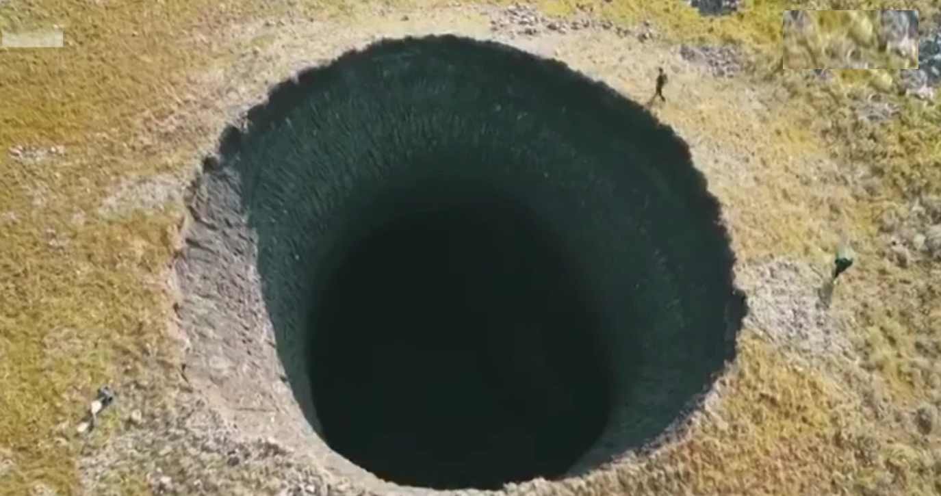 Wielka dziura na Syberii. W kraterze zniknąłby 16-piętrowy blok