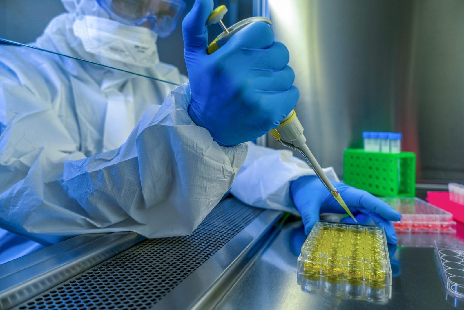 Rosyjscy hakerzy próbują wykraść dane o szczepionce na COVID-19. Włamali się do laboratoriów