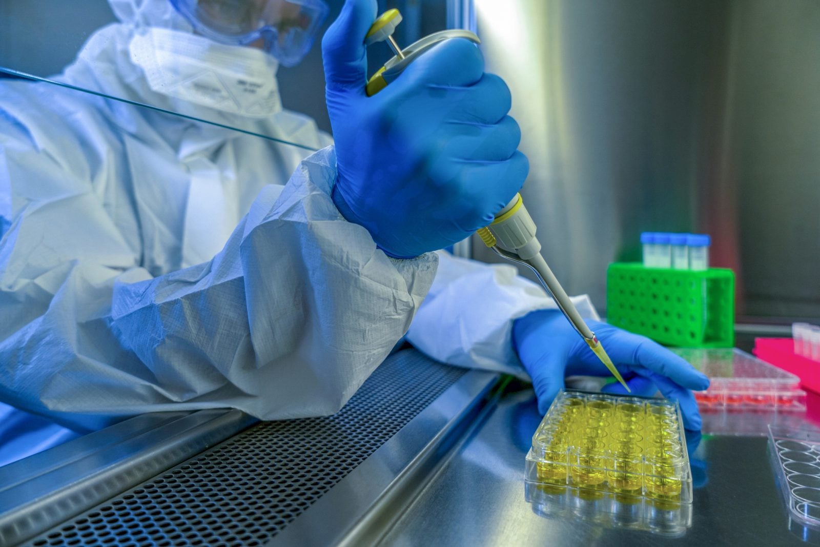 Rosyjscy hakerzy próbują wykraść dane o szczepionce na COVID-19. Włamali się do laboratoriów