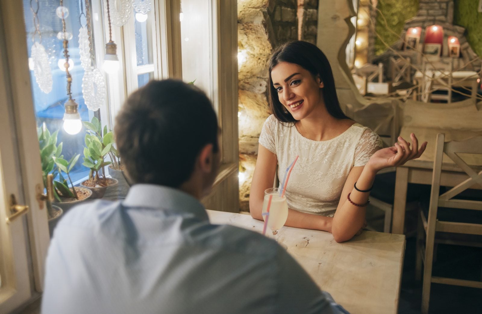 Mowa ciała kobiety. Po czym poznasz, że z tobą flirtuje?