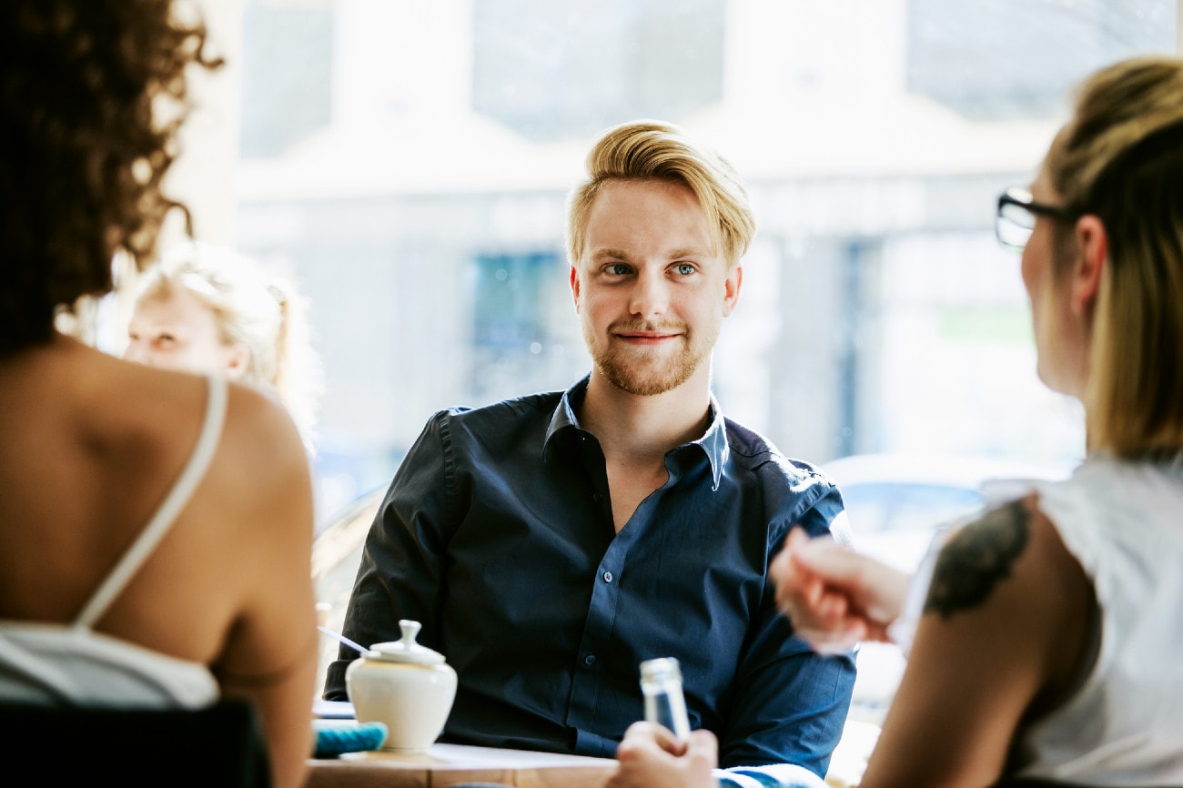 Mowa ciała mężczyzny. Jakie niewerbalne znaki mówią, że mu się podobasz?