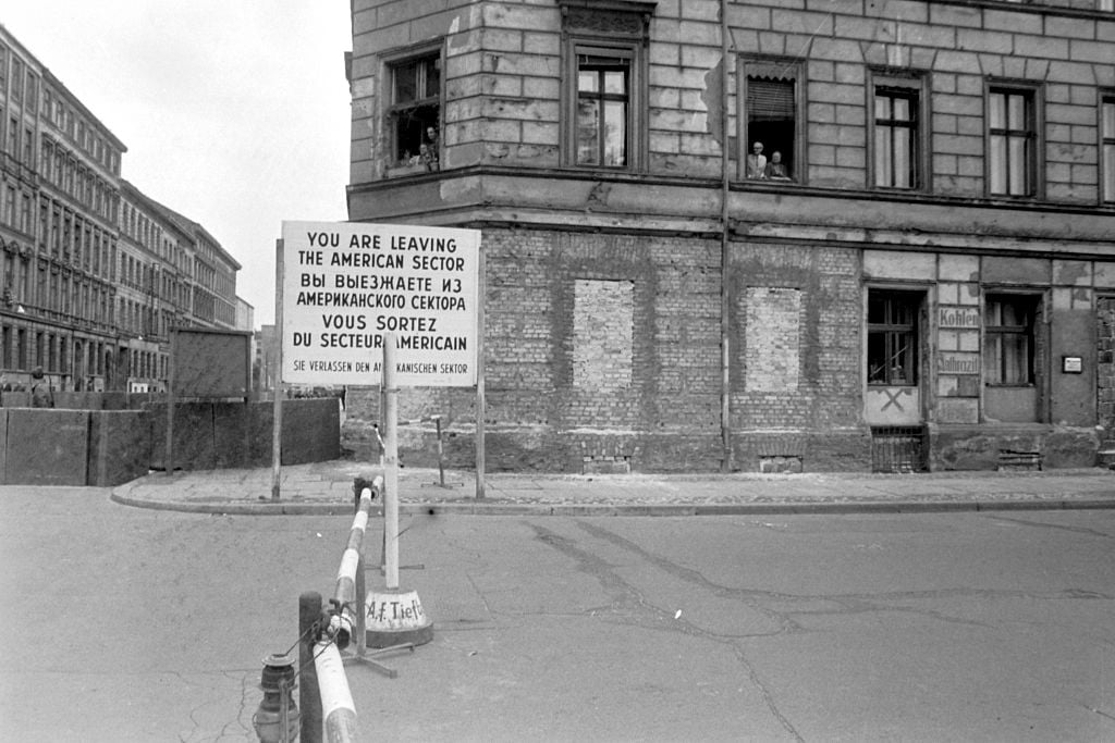 Przez lata dzielił miasto na pół. Historia powstania i upadku Muru Berlińskiego