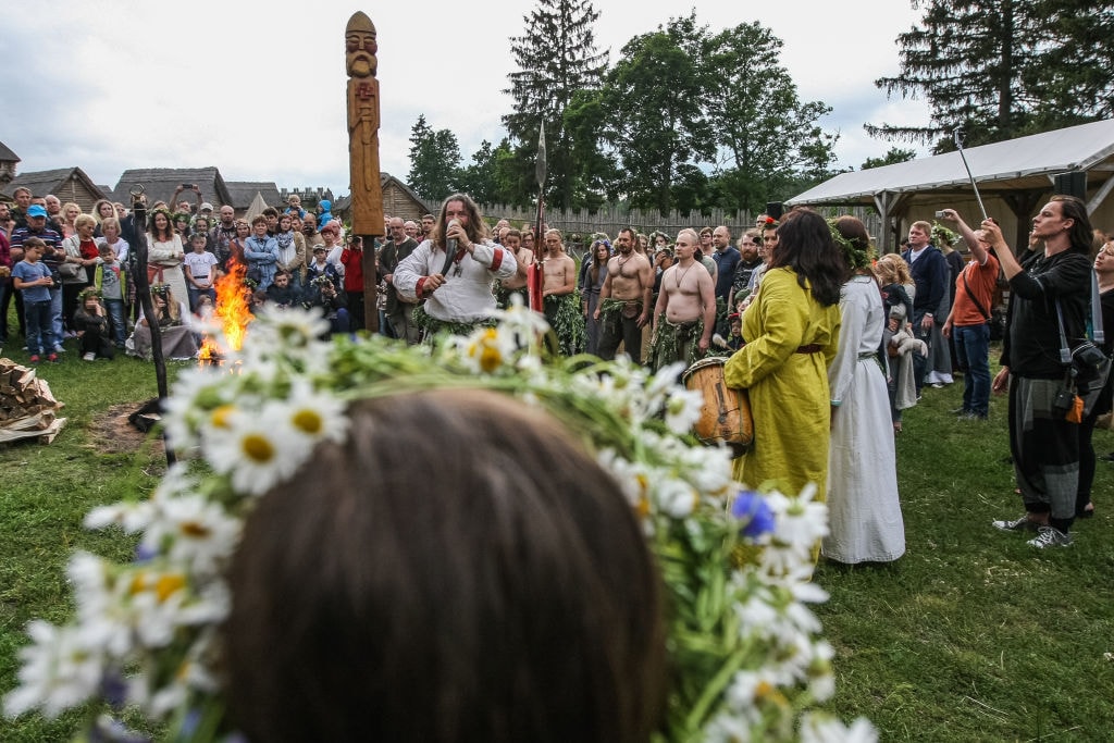 Noc Świętojańska kontra Noc Kupały. Zwyczaje i tradycje, które powracają