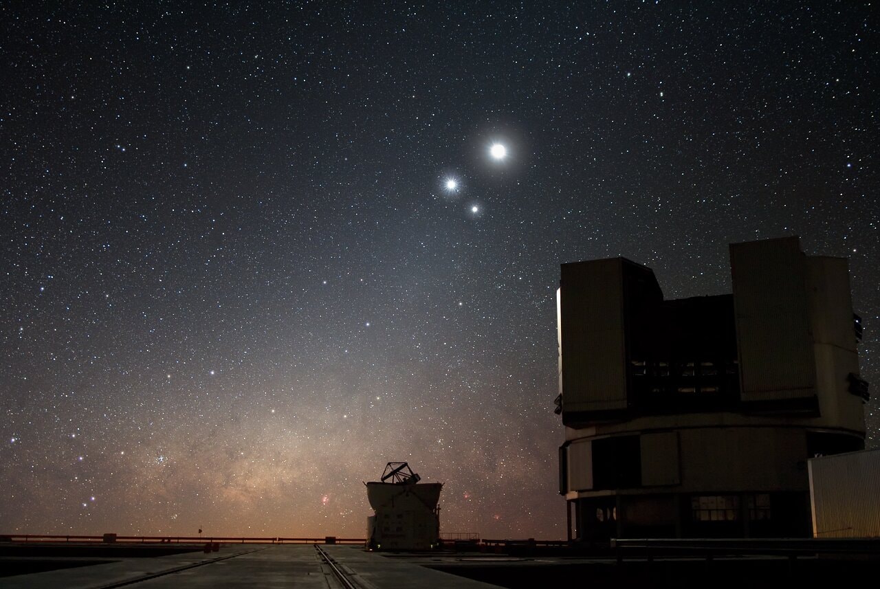 Po raz pierwszy sfotografowano odległy układ planetarny podobny do naszego. Na zdjęciu widać dwa gazowe olbrzymy