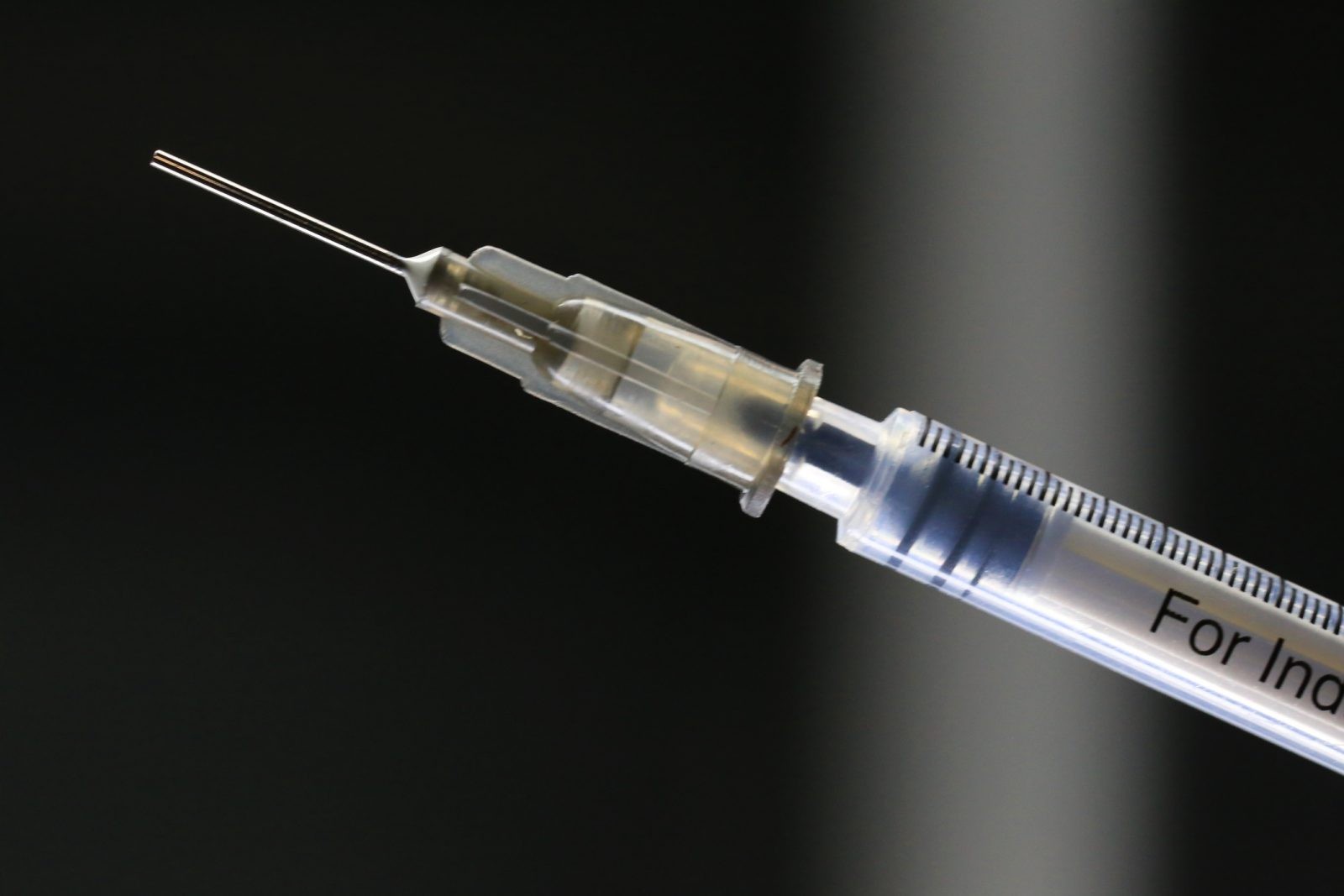 Wymóg podwójnego szczepienia utrudni walkę z koronawirusem