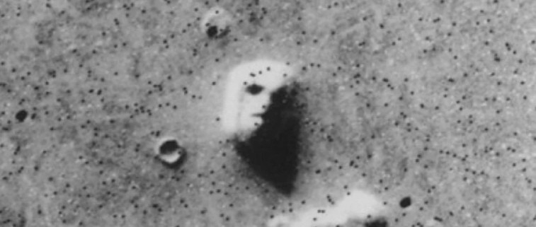 Dlaczego widzimy “twarze” na Marsie? Naukowcy wyjaśnili fenomen zwany “pareidolią”