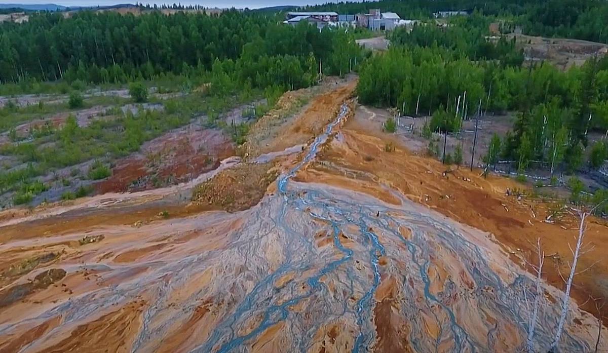 Katastrofa ekologiczna na Uralu. Toksyczne odpady z kopalni miedzi zatruły wody
