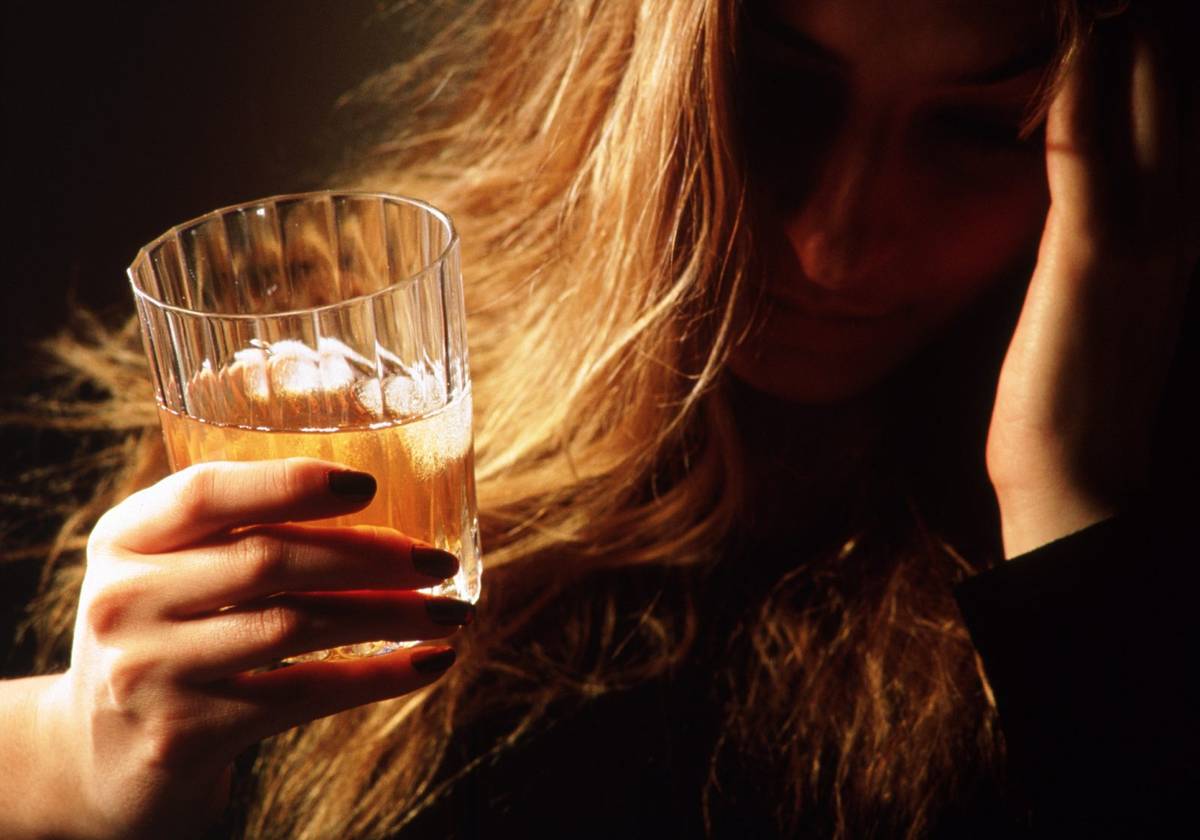 Mózg też przetwarza część alkoholu. Dlatego pijąc czasem “tracimy głowę”