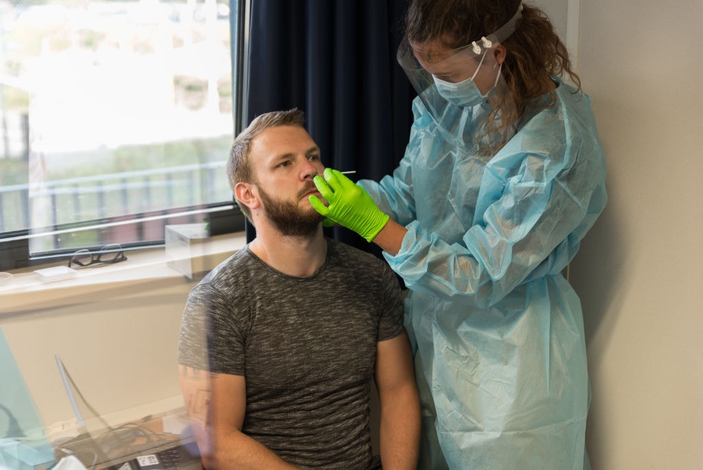 Samotni mężczyźni najbardziej narażeni na COVID-19, a kto najmniej? Zaskakujące badania