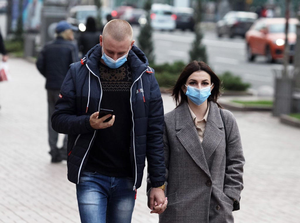 Mniej urodzeń, więcej singli, wróci nierówność płci. Naukowe prognozy społeczeństwa po-Covidowego