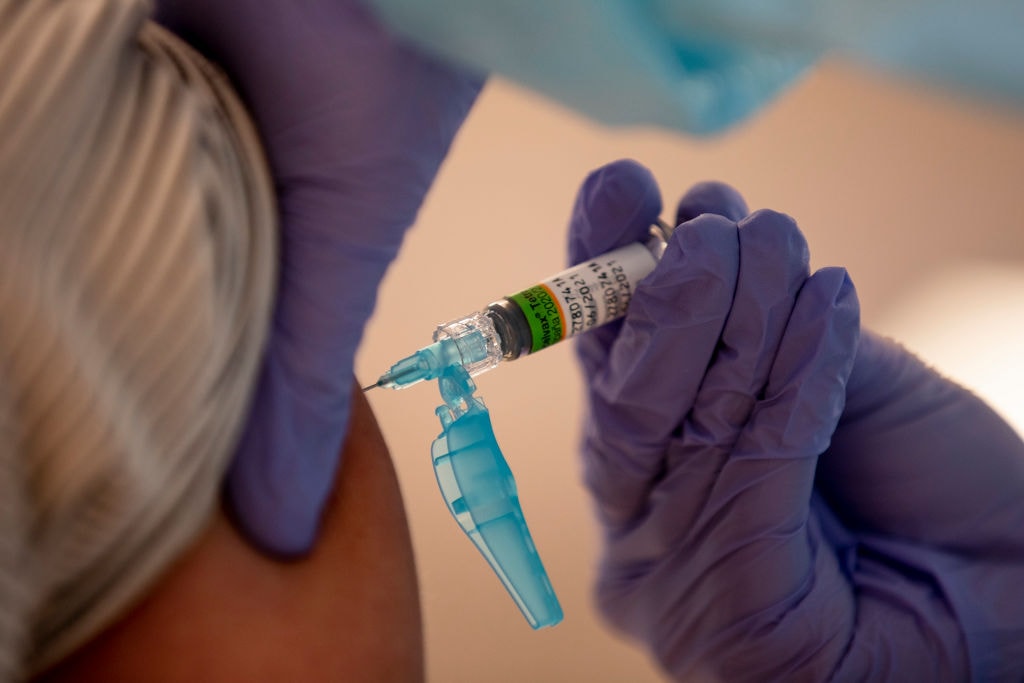 Zmarł uczestnik testów szczepionki na koronawirusa. AstraZeneca nie przerywa badań