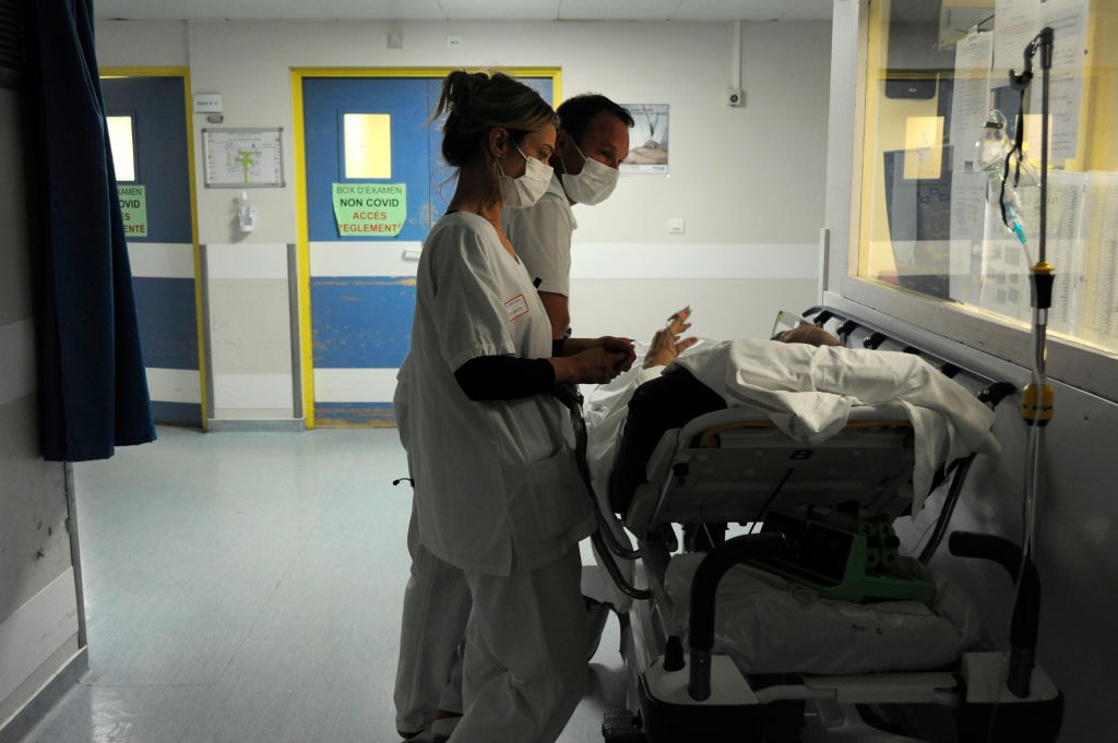 Powtórna infekcja ozdrowiałej z COVID-19. Ekspert: być może to wirus dwufazowy, jak wąglik