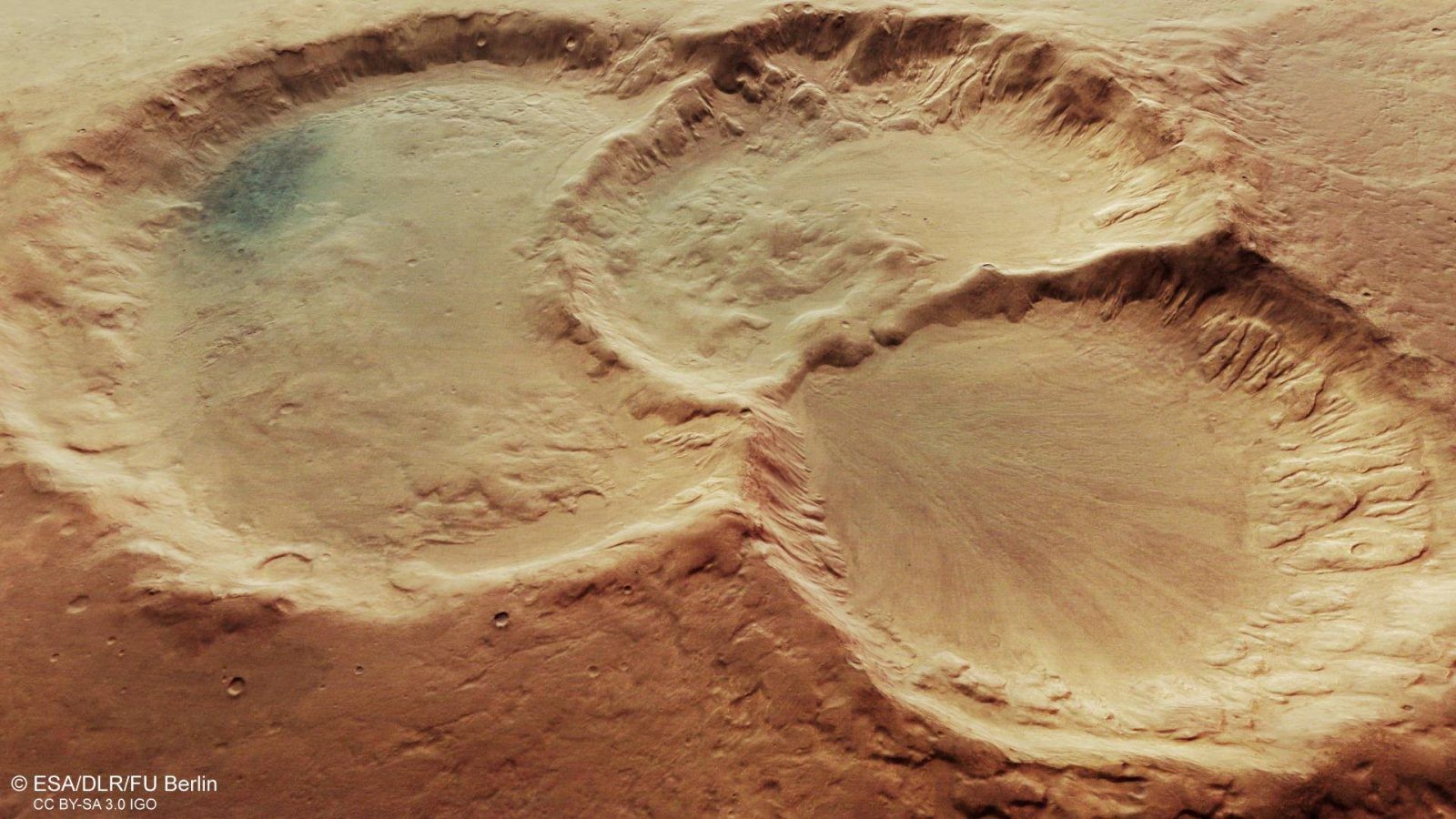 Na Czerwonej Planecie uformował się potrójny krater. Niesamowite zdjęcia od ESA