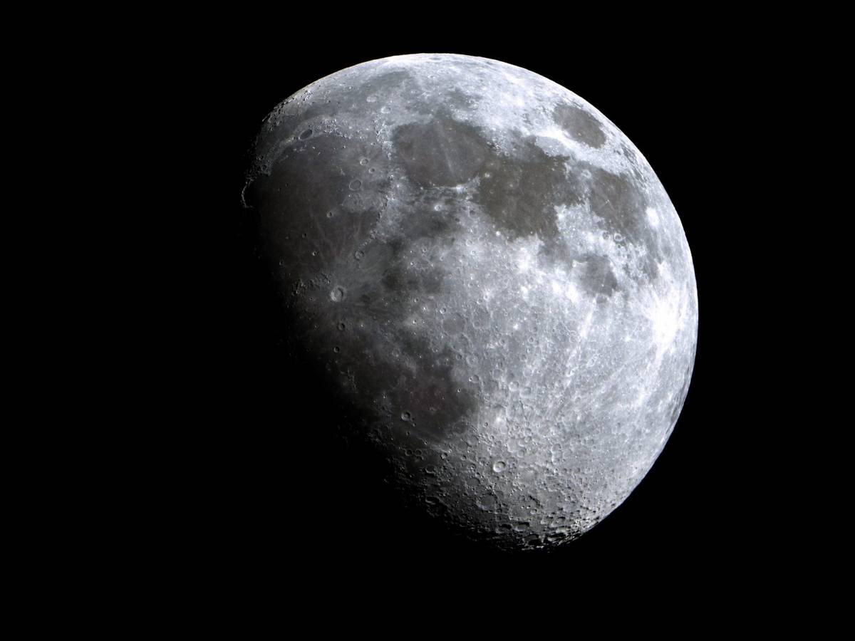 Księżyc jest bardzo podobny do Ziemi. Naukowcy sprawdzili, co znajduje się w jego wnętrzu