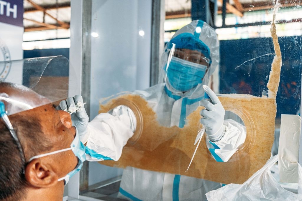 Na COVID-19 zmarło więcej osób, niż na grypę w ciągu ostatnich 5 sezonów