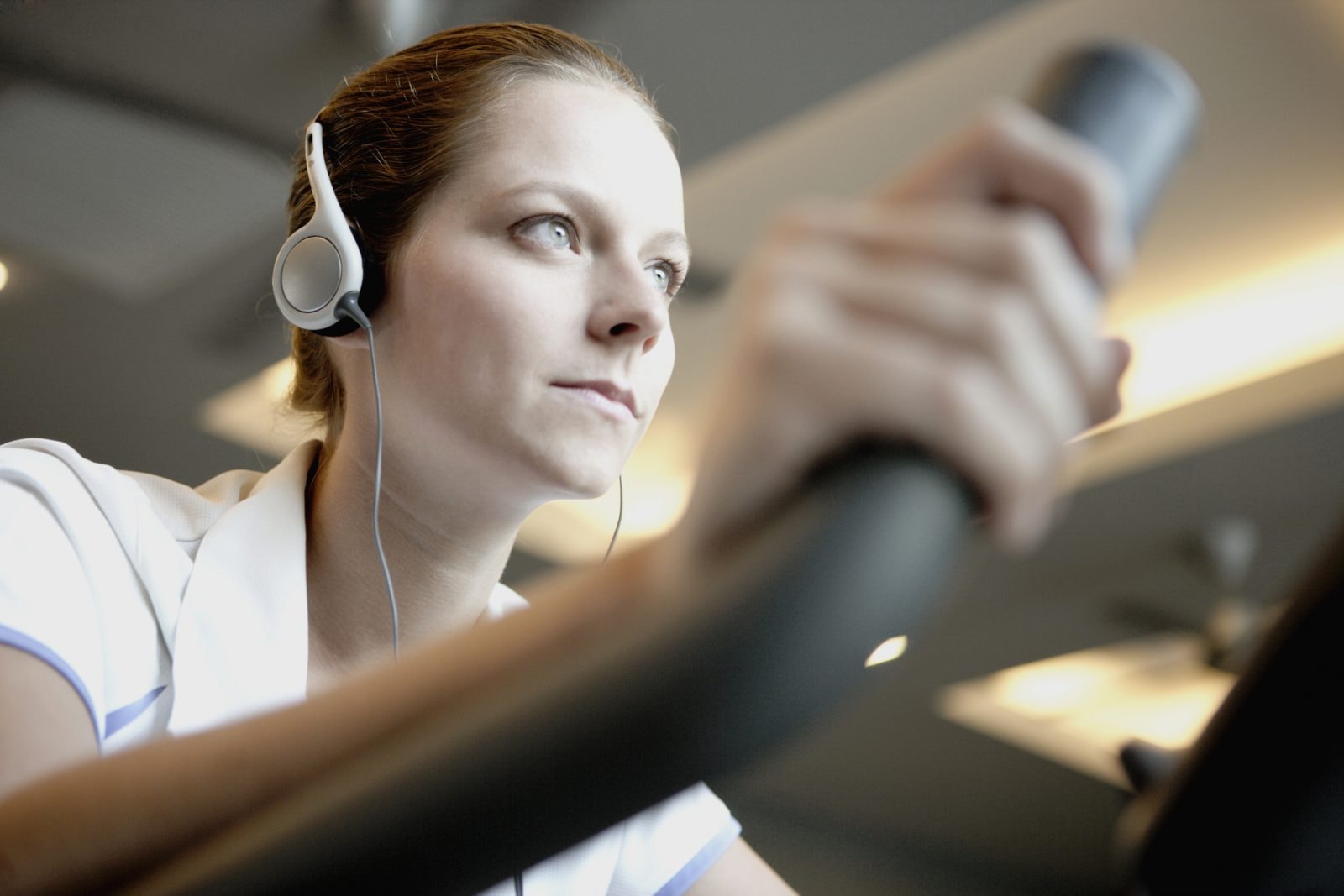 Muzyka zwiększa wydolność fizyczną i ułatwia koncentrację. Jak ułożyć treningową playlistę?