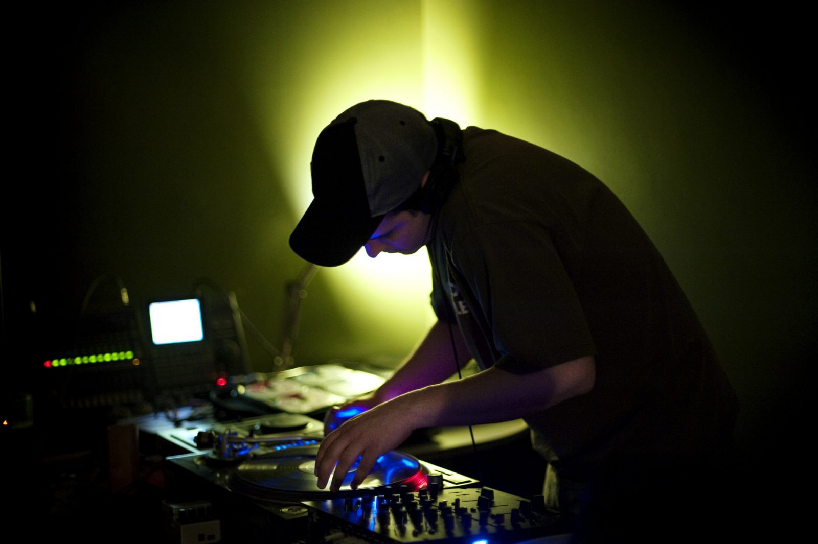 Muzyka elektroniczna dobra na szumy uszne? Obiecujące wyniki terapii