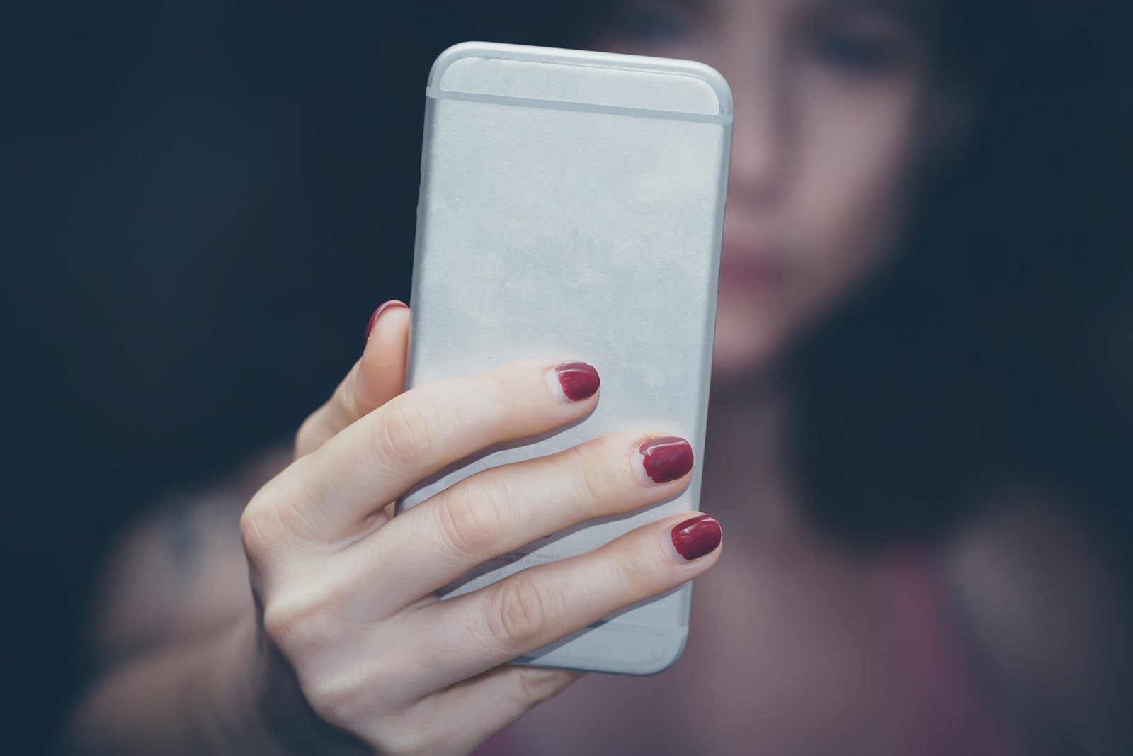 Seks millenialsów. Są wycofani. Kobiety “mięsożerne”, a mężczyźni “roślinożerni”