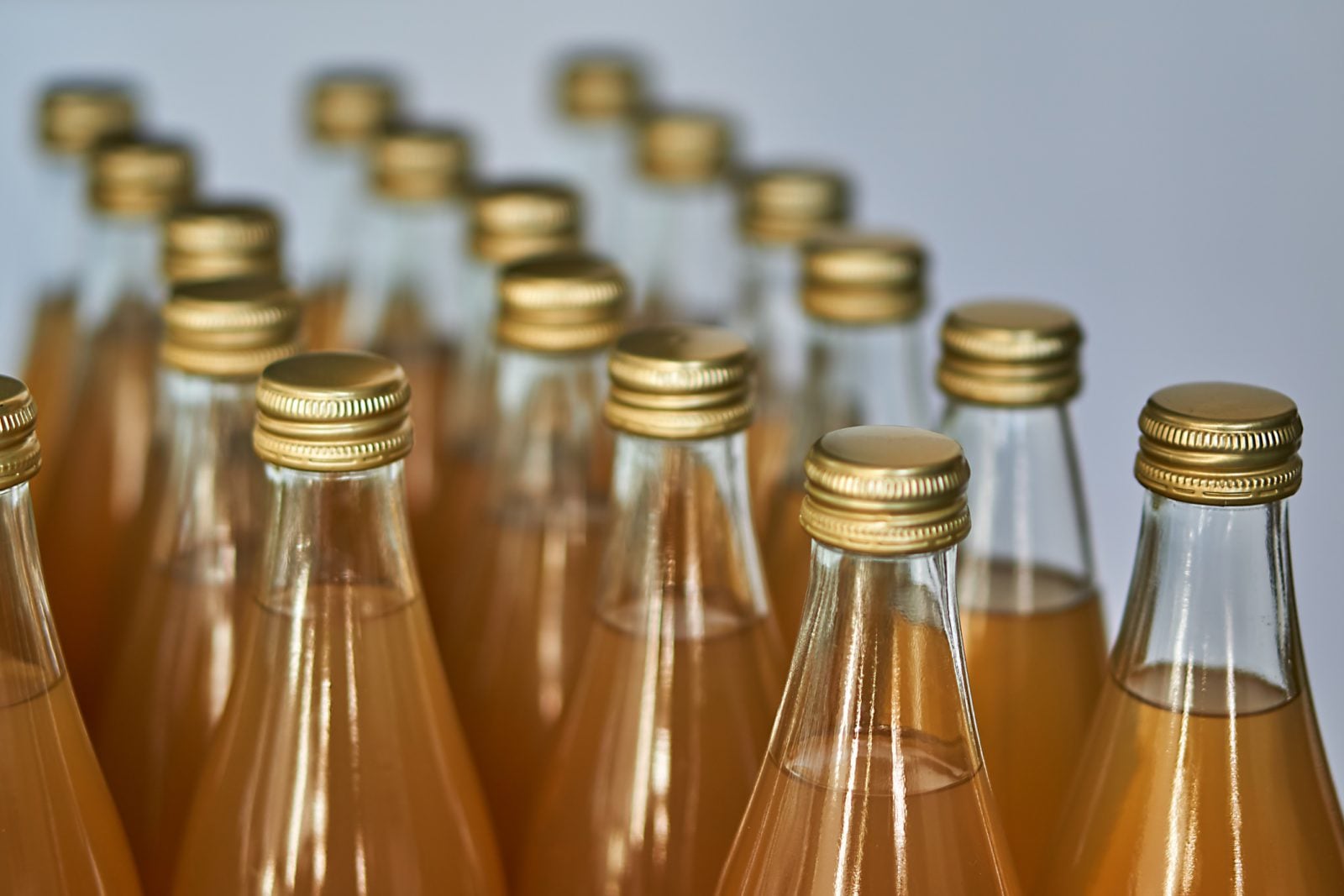 Szkło kontra plastik. Dlaczego plastikowe butelki okazały się lepsze dla środowiska?