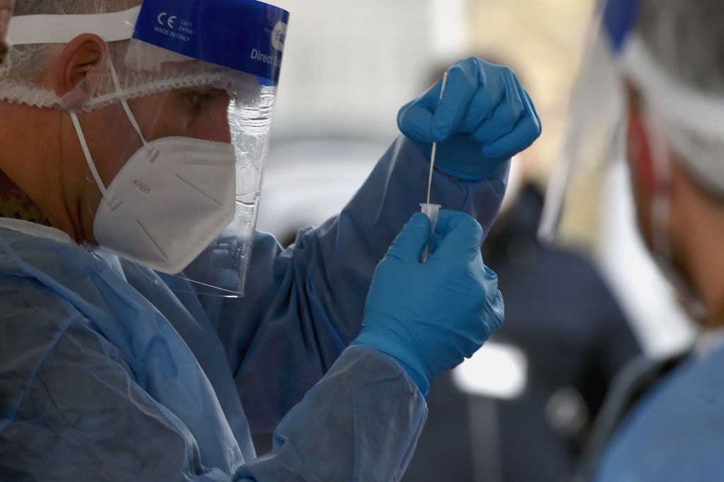 Opracowano listę 34 leków potencjalnie skutecznych w leczeniu COVID. Jeden się wyróżnia