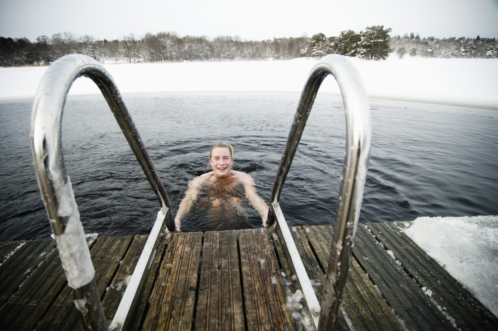 Zimna woda zabezpiecza przed demencją? Nowe badanie