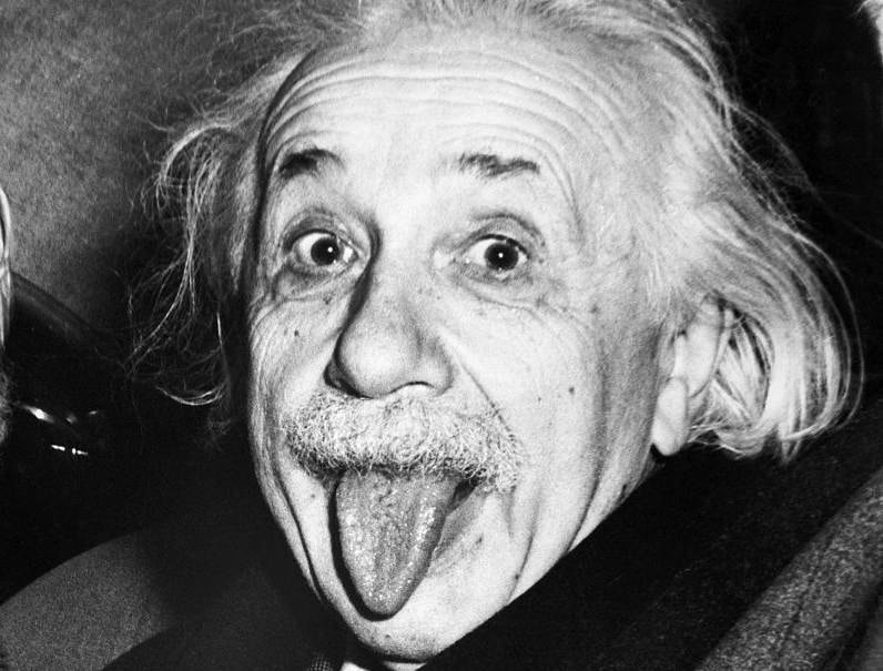 Kiedy 1+1 nie daje 2? Poznaj genialne idee Alberta Einsteina w prostych słowach