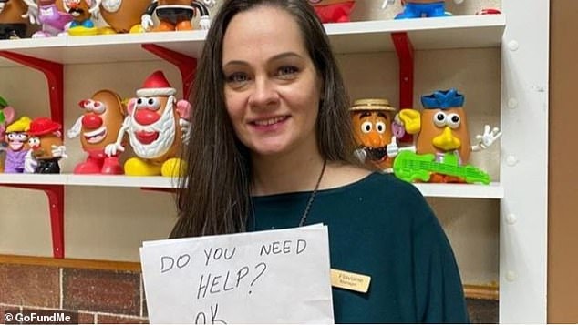 Scena jak z filmu. Kelnerka uratowała dziecko przed torturami, dzięki sekretnej wiadomości