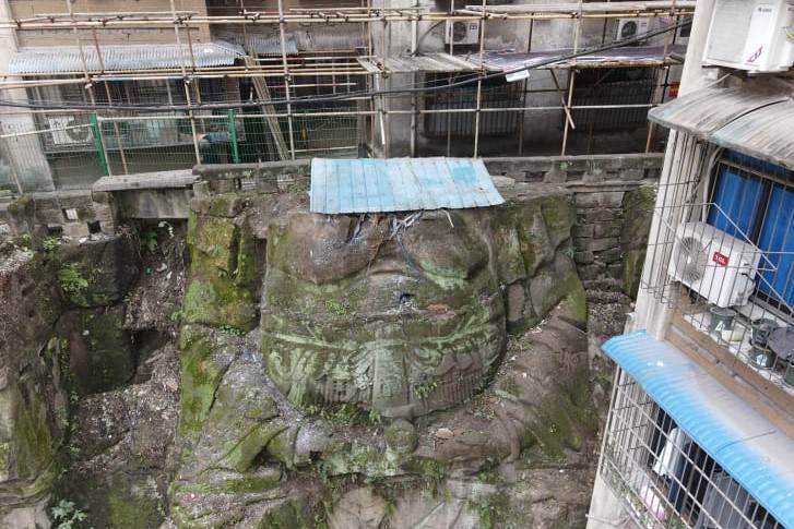 Olbrzymi posąg Buddy ukryty pod osiedlem mieszkaniowym. Odkryto go w trakcie remontu