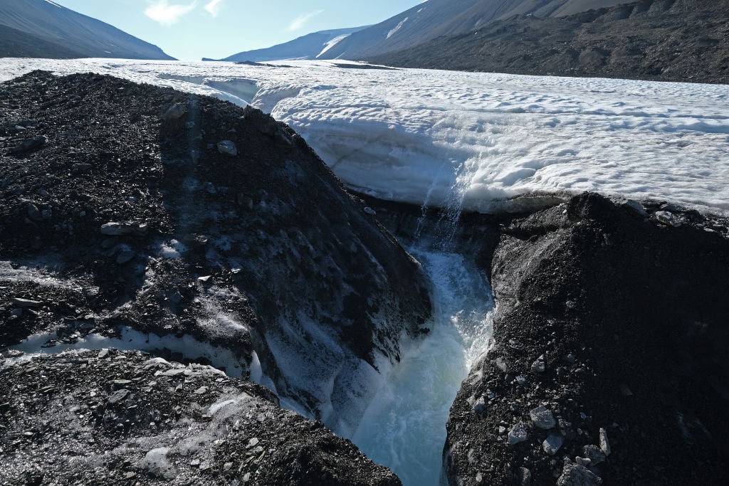 Arktyka staje się cieplejsza i bardziej zielona niż prognozowano. Nowy raport