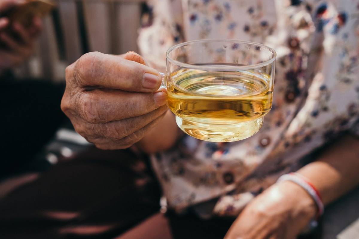 Herbata poprawia koncentrację, szczególnie u seniorów. Ile powinniśmy jej pić?
