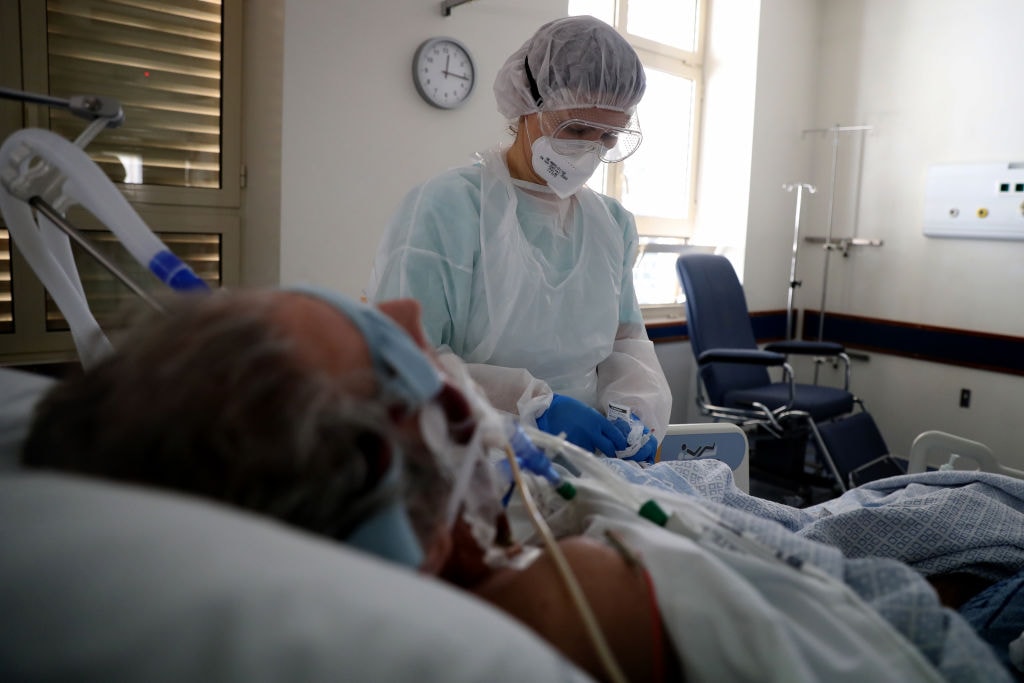 Jeden na ośmiu „wyleczonych” z COVID umiera w ciągu 140 dni. Alarmujące dane