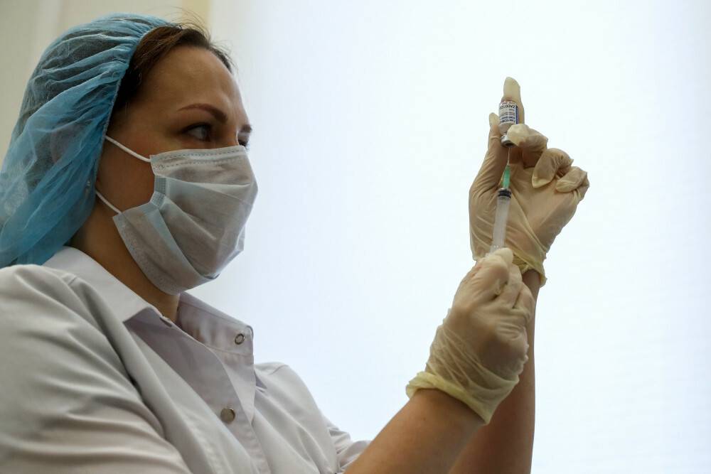 Szczepienie rosyjską szczepionką na COVID-19 wymaga 2 miesięcy abstynencji