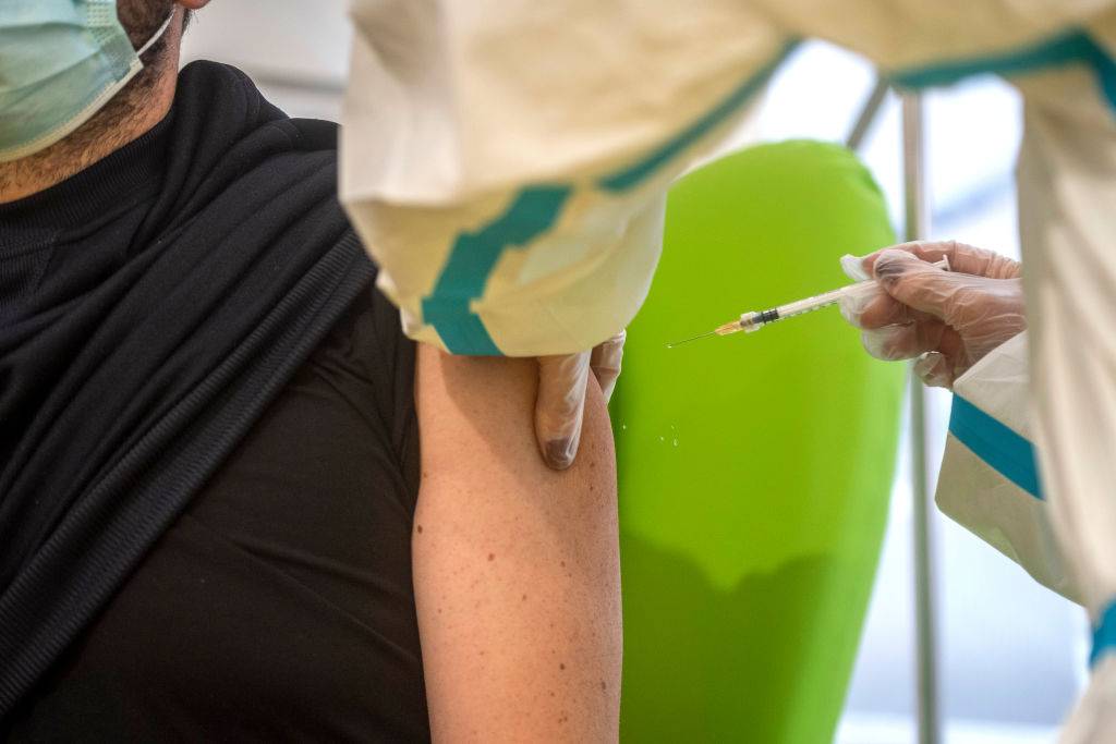 Szczepionka na COVID-19 w Polsce. Jak i kiedy można będzie się zaszczepić?