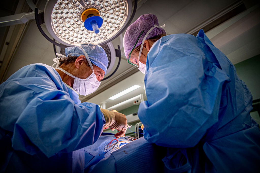 Kobieta zmarła na COVID-19 po przeszczepie „zakażonych płuc”. Testy dawcy były ujemne