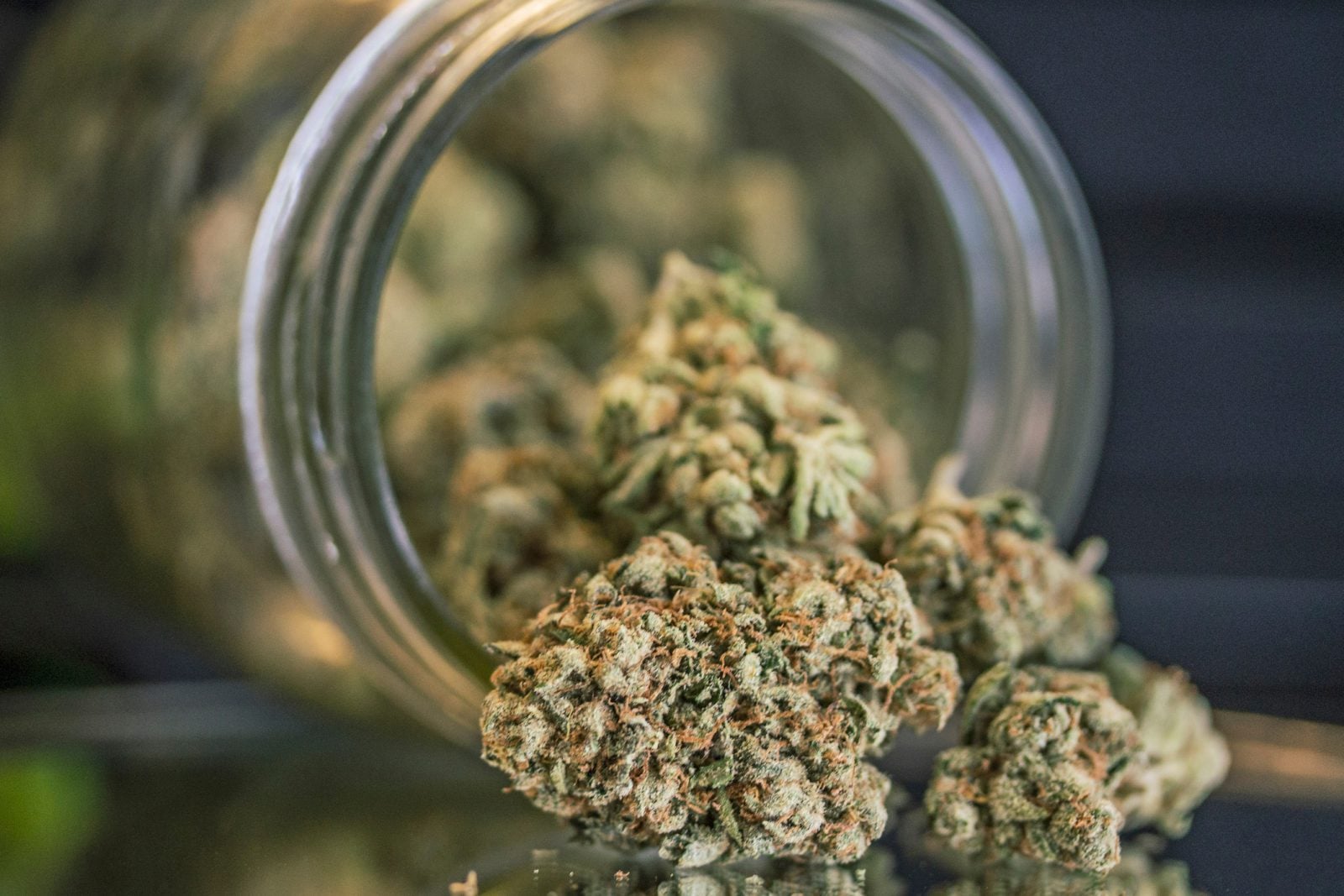 Na lockdownie pijemy i palimy więcej. Nowy raport Global Drug Survey 2020