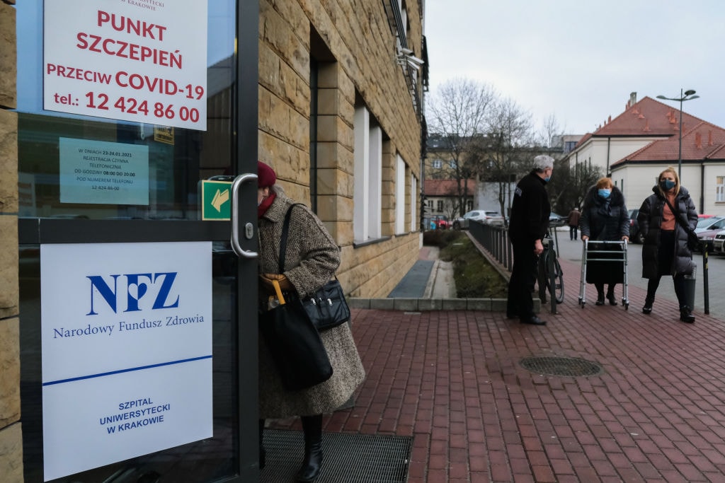 Trzeci zgon w raporcie o szczepieniach na COVID-19 w Polsce. Ponad milion zaszczepionych