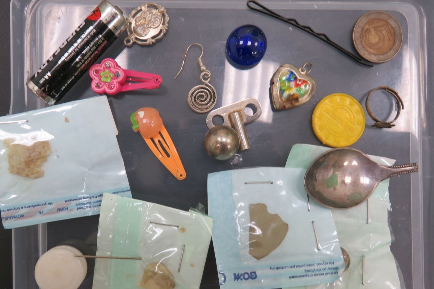 Lekarka z Kielc pokazuje, co połykają dzieci i ostrzega: najgroźniejsze są kulki magnetyczne