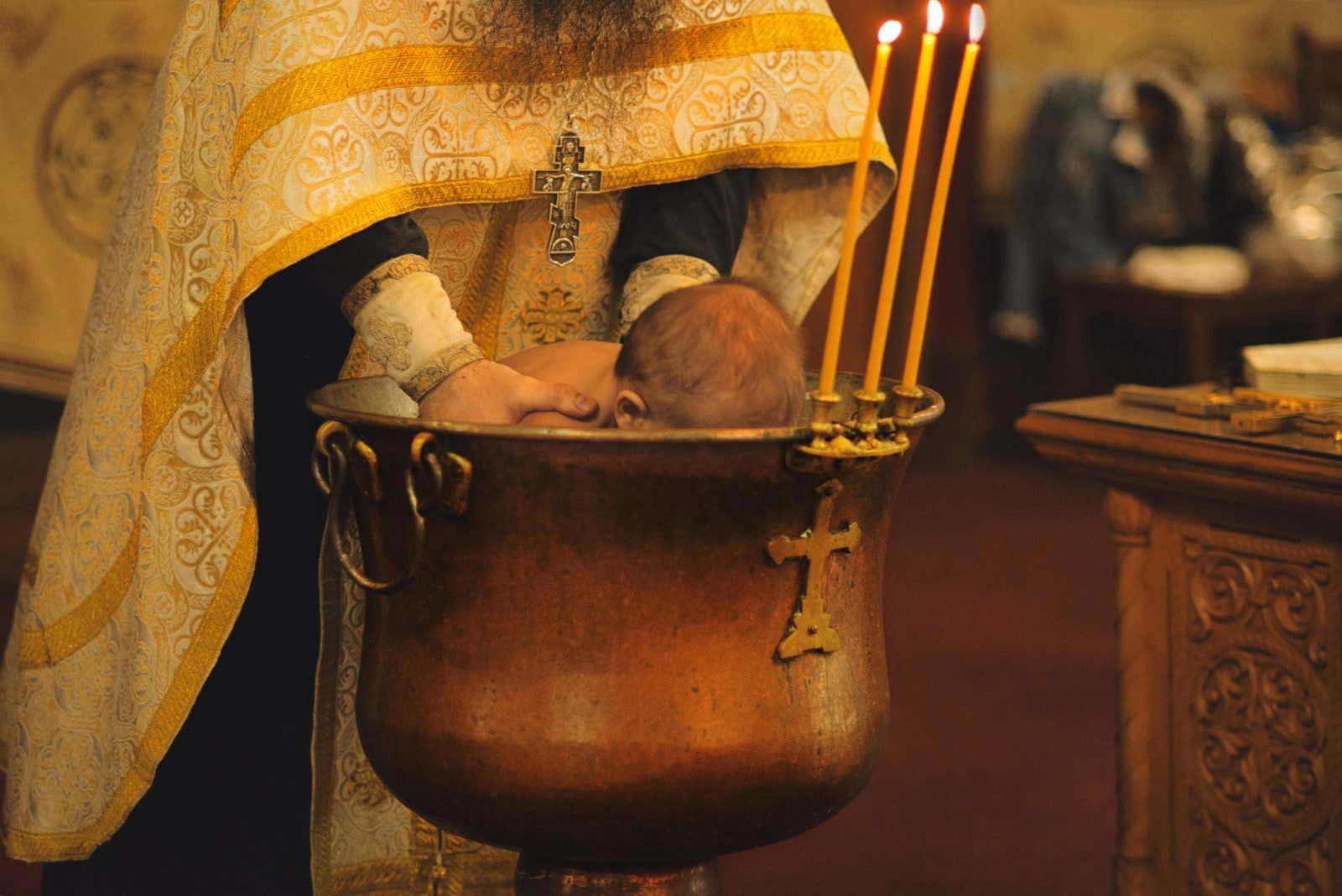 Tragedia w trakcie chrztu. Po śmierci niemowlęcia wierni żądają zmian