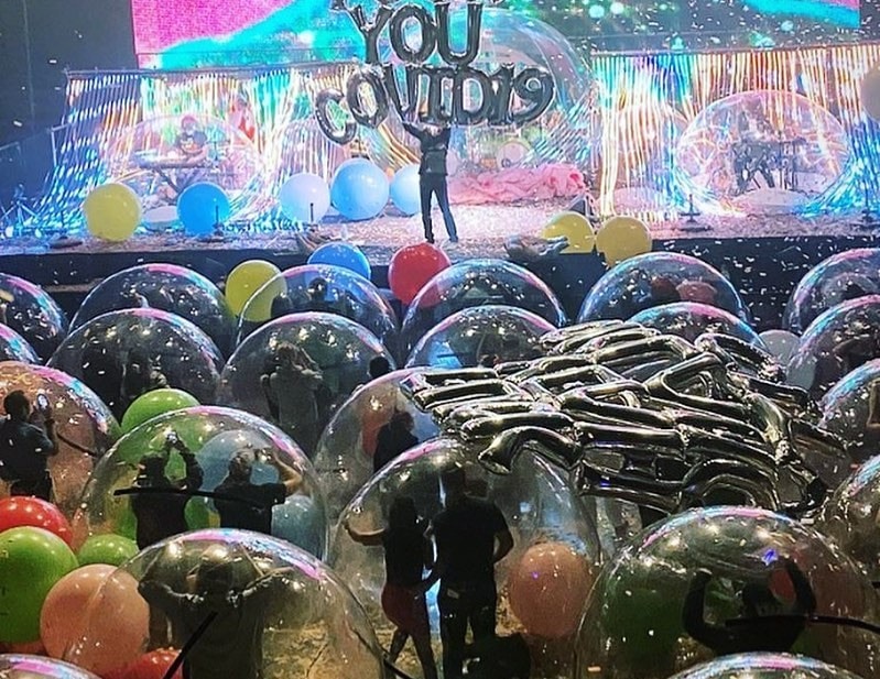 Koncert w Kosmicznych Bańkach. Każdy dostał ręcznik i tabliczkę „muszę siku”