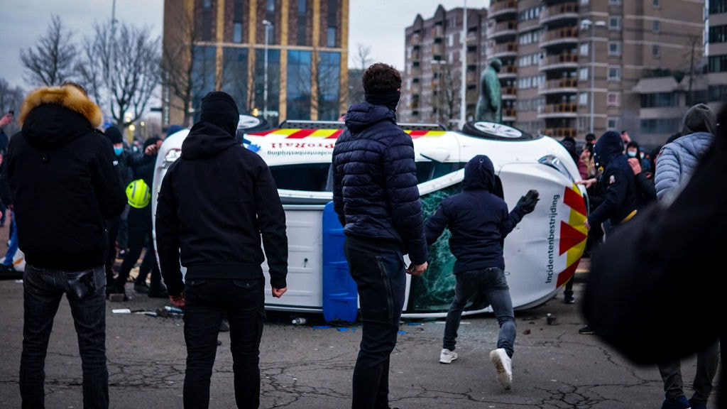 Trzecia noc protestów i zamieszek w Niderlandach. „Ci ludzie to bezwstydni złodzieje”