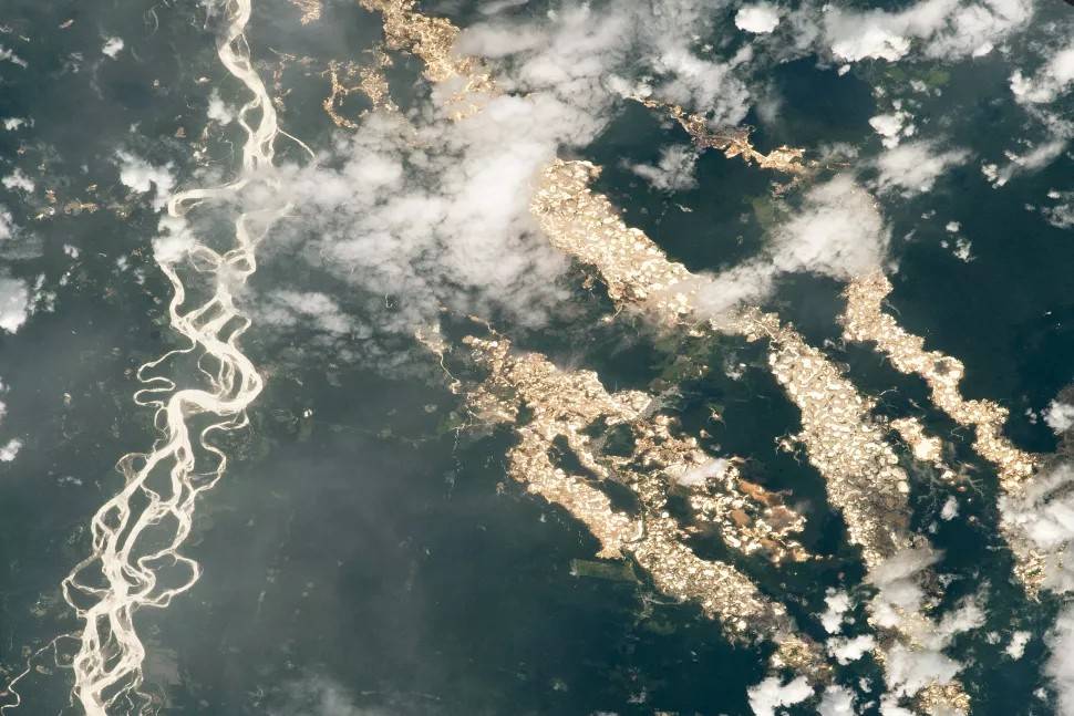Uchwycono „rzeki złota” w peruwiańskiej Amazonii. NASA wyjaśnia: to błotniste baseny